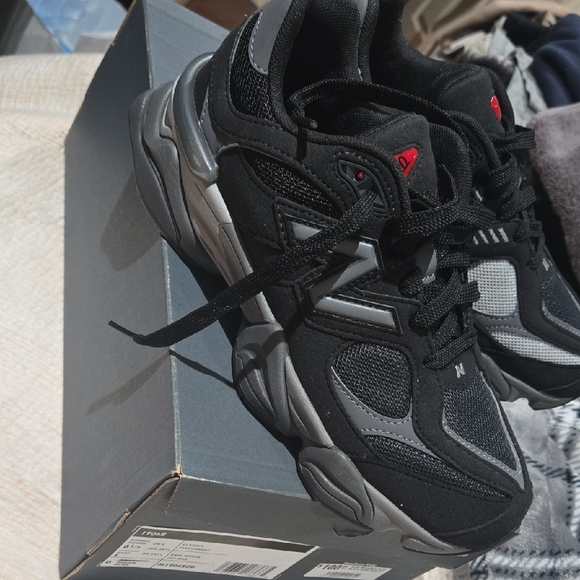 New Balance 9060 - Picture 2 of 7